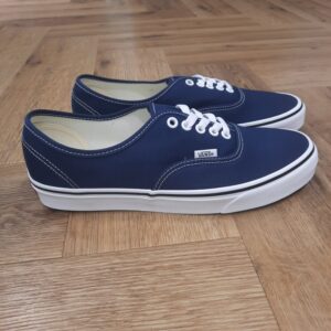 vans authentic navy-chaussures vans unisexe navy-L’histoire de Vans débute en 1966, lorsqu’un certain Paul Van Doren, accompagné de son frère Jim Van Doren et de deux associés, Gordon Lee et Serge Delia, décide d’ouvrir un magasin de chaussures à Anaheim, en Californie. Contrairement aux autres fabricants de chaussures de l’époque, Vans adopte un concept novateur : elle fabrique et vend directement ses propres produits, supprimant ainsi les intermédiaires. La première boutique propose alors un modèle unique, sobrement appelé « Vans #44 Deck Shoes », qui deviendra plus tard la célèbre Authentic. Très vite, la marque attire l’attention des skateurs californiens, séduits par l’adhérence exceptionnelle de la semelle en caoutchouc gaufré et la robustesse des chaussures. Le bouche-à-oreille fonctionne et Vans devient rapidement une référence incontournable dans le monde du skateboard, un sport encore en plein essor à cette époque. Grâce à cette popularité naissante, l’entreprise commence à développer de nouveaux modèles et à se diversifier, jusqu’à devenir l’icône que l’on connaît aujourd’hui.