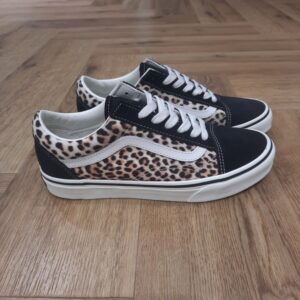 Old Skool Léopard Affirmez votre style avec la Vans Old Skool Leopard , une version audacieuse de l’emblématique silhouette Old Skool. Ce modèle combine le classique noir et blanc avec un imprimé léopard tendance, idéal pour celles et ceux qui veulent faire ressortir leur personnalité. Conçues avec des matériaux de qualité, ces sneakers assurent un confort durable et une allure streetwear affirmée. La Old Skool a été notre première chaussure à porter la célèbre Sidestripe de Vans. Même s’il ne s’agissait à l’époque que d’un simple griffonnage dessiné par le fondateur Paul Van Doren. Ces chaussures basses se sont imposées dès leur début en 1977 comme une icône dans les milieux du skate, de la musique et de la mode. Des punks aux fans de skate des années 90, en passant par les légendes de la mode et du hip-hop d’aujourd’hui, la Old Skool Canvas a toujours été une référence pour les esprits libres et créatifs. La création de Vans L’histoire de Vans débute en 1966, lorsqu’un certain Paul Van Doren, accompagné de son frère Jim Van Doren et de deux associés, Gordon Lee et Serge Delia, décide d’ouvrir un magasin de chaussures à Anaheim, en Californie. Contrairement aux autres fabricants de chaussures de l’époque, Vans adopte un concept novateur : elle fabrique et vend directement ses propres produits, supprimant ainsi les intermédiaires. La première boutique propose alors un modèle unique, sobrement appelé « Vans #44 Deck Shoes », qui deviendra plus tard la célèbre Authentic. Très vite, la marque attire l’attention des skateurs californiens, séduits par l’adhérence exceptionnelle de la semelle en caoutchouc gaufré et la robustesse des chaussures. Le bouche-à-oreille fonctionne et Vans devient rapidement une référence incontournable dans le monde du skateboard, un sport encore en plein essor à cette époque. Grâce à cette popularité naissante, l’entreprise commence à développer de nouveaux modèles et à se diversifier, jusqu’à devenir l’icône que l’on connaît aujourd’hui