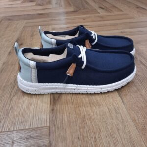 Wally Craft Linen Navy Passez vos journées sans soucis et avec style dans la Wally Craft Linen Navy. Conçue pour vous offrir les sensations de votre chemise en lin préférée, cette chaussure prête à voyager garantit un confort ultime. Des touches sophistiquées, comme ses glands en cuir, la rendent encore plus chic, tandis que son système d’enfilage facile et sa semelle intérieure confortable et matelassée vous permettent de vous promener en toute confiance. Pour faire les courses ou vous promener, offrez-vous une paire de chaussures HEYDUDE pour hommes cet été ! Nos chaussures en toile de coton sont super-confortables et se portent avec tout, des shorts décontractés au jeans en passant par les pantalons plus classiques ! Un compromis parfait entre le chic décontracté et le confort.  La marque Le concept des chaussures Hey Dude (qui signifie "mon pote" en argot américain), c'est le paroxysme de la cool attitude : un style complètement déjanté + un esprit pratique et fonctionnel + une bonne dose d'humour et de fantaisie = les chaussures les plus légères et confortables du monde ! La recette de cet ovni est pourtant très simple : des matériaux ultra-légers (principalement de la toile et du coton) et des semelles ergonomiques en mousse à mémoire de forme. Ainsi, tel le matelas de votre lit, ces semelles s'adaptent à vos pieds en un rien de temps, pour vous procurer une véritable expérience sensorielle de bonheur.