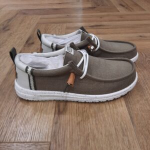 Wally Craft Linen Kaki Passez vos journées sans soucis et avec style dans la Wally Craft Linen Kaki. Conçue pour vous offrir les sensations de votre chemise en lin préférée, cette chaussure prête à voyager garantit un confort ultime. Des touches sophistiquées, comme ses glands en cuir, la rendent encore plus chic, tandis que son système d’enfilage facile et sa semelle intérieure confortable et matelassée vous permettent de vous promener en toute confiance. Pour faire les courses ou vous promener, offrez-vous une paire de chaussures HEYDUDE pour hommes cet été ! Nos chaussures en toile de coton sont super-confortables et se portent avec tout, des shorts décontractés au jeans en passant par les pantalons plus classiques ! Un compromis parfait entre le chic décontracté et le confort.  La marque Le concept des chaussures Hey Dude (qui signifie "mon pote" en argot américain), c'est le paroxysme de la cool attitude : un style complètement déjanté + un esprit pratique et fonctionnel + une bonne dose d'humour et de fantaisie = les chaussures les plus légères et confortables du monde ! La recette de cet ovni est pourtant très simple : des matériaux ultra-légers (principalement de la toile et du coton) et des semelles ergonomiques en mousse à mémoire de forme. Ainsi, tel le matelas de votre lit, ces semelles s'adaptent à vos pieds en un rien de temps, pour vous procurer une véritable expérience sensorielle de bonheur.