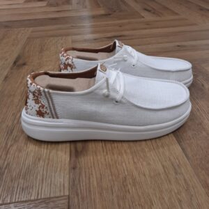 Wendy Rise Animal Dominez le monde, ou au moins vos courses, avec la Wendy Rise Animal. Ces chaussures plateforme associent l’imprimé d’un animal féroce à une partie supérieure en mélange de batiste, pour un résultat aussi captivant que confortable. Des détails métalliques ajoutent une touche glamour tandis que la plateforme matelassée élève votre style vers de nouveaux sommets. Passez des journées stylées avec les chaussures HEYDUDE pour femmes ! Nos chaussures slip-on décontractées en toile pour femmes possèdent une semelle extérieure ultra-légère pour un confort au quotidien. Les chaussures HEYDUDE pour femmes sont connues pour leurs coupes décontractées, leur confection légère et une gamme de modèles polyvalents pour chaque jour. Chaussures slip-on ou à lacets, quelle que soit votre préférence, il existe une large gamme de modèles pour femmes parmi lesquels choisir, et des options de couleur qui ajouteront une touche de personnalité à toutes vos tenues. Dotées d’un style et d’un confort exceptionnels, les chaussures HEYDUDE pour femmes sont indispensables à toutes collections de chaussures décontractées. La marque Le concept des chaussures Hey Dude (qui signifie "mon pote" en argot américain), c'est le paroxysme de la cool attitude : un style complètement déjanté + un esprit pratique et fonctionnel + une bonne dose d'humour et de fantaisie = les chaussures les plus légères et confortables du monde ! La recette de cet ovni est pourtant très simple : des matériaux ultra-légers (principalement de la toile et du coton) et des semelles ergonomiques en mousse à mémoire de forme. Ainsi, tel le matelas de votre lit, ces semelles s'adaptent à vos pieds en un rien de temps, pour vous procurer une véritable expérience sensorielle de bonheur.