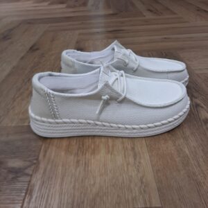 Wendy Espadrille Woven Le soleil brille toute l’année avec la Wendy Espadrille Woven. Cette beauté légère présente une texture aérée et ouverte avec une touche de fantaisie grâce à un lacet perlé.  Des surpiqûres et une semelle intérieure en liège confortable ajoutent un style décontracté à vos aventures quotidiennes. Passez des journées stylées avec les chaussures HEYDUDE pour femmes ! Nos chaussures slip-on décontractées en toile pour femmes possèdent une semelle extérieure ultra-légère pour un confort au quotidien. Les chaussures HEYDUDE pour femmes sont connues pour leurs coupes décontractées, leur confection légère et une gamme de modèles polyvalents pour chaque jour. Chaussures slip-on ou à lacets, quelle que soit votre préférence, il existe une large gamme de modèles pour femmes parmi lesquels choisir, et des options de couleur qui ajouteront une touche de personnalité à toutes vos tenues. Dotées d’un style et d’un confort exceptionnels, les chaussures HEYDUDE pour femmes sont indispensables à toutes collections de chaussures décontractées. La marque Le concept des chaussures Hey Dude (qui signifie "mon pote" en argot américain), c'est le paroxysme de la cool attitude : un style complètement déjanté + un esprit pratique et fonctionnel + une bonne dose d'humour et de fantaisie = les chaussures les plus légères et confortables du monde ! La recette de cet ovni est pourtant très simple : des matériaux ultra-légers (principalement de la toile et du coton) et des semelles ergonomiques en mousse à mémoire de forme. Ainsi, tel le matelas de votre lit, ces semelles s'adaptent à vos pieds en un rien de temps, pour vous procurer une véritable expérience sensorielle de bonheur.