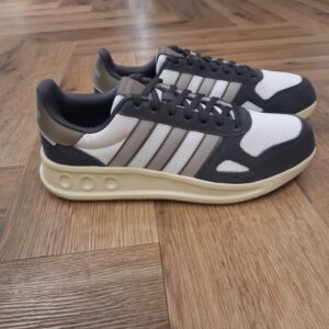 Run 84 Grey Cette sneaker Adidas Run 84 Grey t'offre un maximum de confort grâce à l'amorti Cloudfoam léger. Quelle que soit ta vitesse, la semelle extérieure synthétique t'assure une accroche maximale, tandis que la tige textile légère avec empiècements en cuir offre un maintien tout en souplesse jour après jour, kilomètre après kilomètre. La marque C'est le 18 août 1949 qu'Adi Dassler a démarré l'aventure adidas, avec pour objectif d'améliorer les performances des athlètes. 70 ans plus tard, adidas a laissé sa marque sur le monde du sport, mais aussi celui de la mode, de la musique, de la culture, du développement durable et bien d'autres encore. Voyage avec nous à travers le temps et découvre l'histoire d'adidas avec des modèles qui ont influencé le lifestyle d'aujourd'hui. Juste après la naissance officielle des 3 bandes en 1949, les années 50 ont connu un véritable boom technologique avec des équipements innovants pour les athlètes de classe mondiale. Ainsi, c'est pendant cette décennie qu'est apparue la Samba, toujours portée de nos jours pas les joueurs de Five et de futsal, et toujours présente dans la rue. Pendant les 50's, adidas a développé une chaussure de sprint qui a battu un record du monde et la première chaussure de football conçue avec une semelle en nylon, marquant une vraie nouveauté en termes de confort et de sensations. D'autres modèles ont vu le jour durant cette période, comme la chaussure de basketball Allround, devenue une véritable icône dans les 80's. Ces années ont été révolutionnaires, créant un véritable avant et après pour les sportifs de haut niveau. Mais ce n'était que le début de l'histoire d'adidas