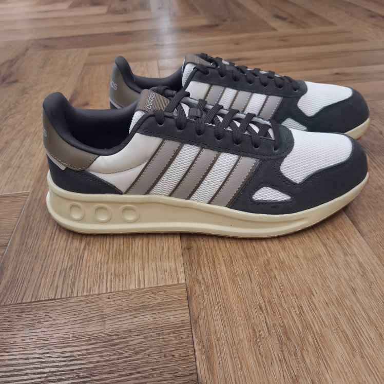 Run 84 Grey Cette sneaker Adidas Run 84 Grey t'offre un maximum de confort grâce à l'amorti Cloudfoam léger. Quelle que soit ta vitesse, la semelle extérieure synthétique t'assure une accroche maximale, tandis que la tige textile légère avec empiècements en cuir offre un maintien tout en souplesse jour après jour, kilomètre après kilomètre. La marque C'est le 18 août 1949 qu'Adi Dassler a démarré l'aventure adidas, avec pour objectif d'améliorer les performances des athlètes. 70 ans plus tard, adidas a laissé sa marque sur le monde du sport, mais aussi celui de la mode, de la musique, de la culture, du développement durable et bien d'autres encore. Voyage avec nous à travers le temps et découvre l'histoire d'adidas avec des modèles qui ont influencé le lifestyle d'aujourd'hui. Juste après la naissance officielle des 3 bandes en 1949, les années 50 ont connu un véritable boom technologique avec des équipements innovants pour les athlètes de classe mondiale. Ainsi, c'est pendant cette décennie qu'est apparue la Samba, toujours portée de nos jours pas les joueurs de Five et de futsal, et toujours présente dans la rue. Pendant les 50's, adidas a développé une chaussure de sprint qui a battu un record du monde et la première chaussure de football conçue avec une semelle en nylon, marquant une vraie nouveauté en termes de confort et de sensations. D'autres modèles ont vu le jour durant cette période, comme la chaussure de basketball Allround, devenue une véritable icône dans les 80's. Ces années ont été révolutionnaires, créant un véritable avant et après pour les sportifs de haut niveau. Mais ce n'était que le début de l'histoire d'adidas