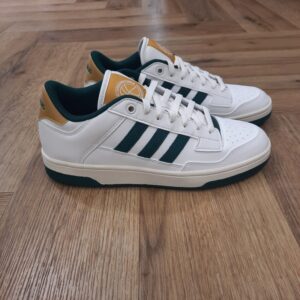 Rapid Court Low Impose ton style inspiré des parquets avec la Rapid Court Low. En effet, avec ses détails d'inspiration basketball tout droit sortis de nos archives, cette chaussure basse adidas est prête à t'accompagner partout. De plus, elle est conçue en matière synthétique avec des détails en suède doux. Puis, elle possède une semelle cupsole en caoutchouc adhérent. La marque C'est le 18 août 1949 qu'Adi Dassler a démarré l'aventure adidas, avec pour objectif d'améliorer les performances des athlètes. 70 ans plus tard, adidas a laissé sa marque sur le monde du sport, mais aussi celui de la mode, de la musique, de la culture, du développement durable et bien d'autres encore. Voyage avec nous à travers le temps et découvre l'histoire d'adidas avec des modèles qui ont influencé le lifestyle d'aujourd'hui. Juste après la naissance officielle des 3 bandes en 1949, les années 50 ont connu un véritable boom technologique avec des équipements innovants pour les athlètes de classe mondiale. Ainsi, c'est pendant cette décennie qu'est apparue la Samba, toujours portée de nos jours pas les joueurs de Five et de futsal, et toujours présente dans la rue. Pendant les 50's, adidas a développé une chaussure de sprint qui a battu un record du monde et la première chaussure de football conçue avec une semelle en nylon, marquant une vraie nouveauté en termes de confort et de sensations. D'autres modèles ont vu le jour durant cette période, comme la chaussure de basketball Allround, devenue une véritable icône dans les 80's. Ces années ont été révolutionnaires, créant un véritable avant et après pour les sportifs de haut niveau. Mais ce n'était que le début de l'histoire d'adidas