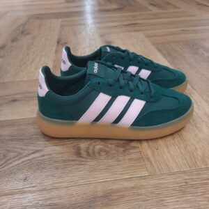 Barreda Decode Green Cette chaussure Adidas Barreda Decode Green moderne rend hommage au style football vintage. Le suède premium et le nylon s'associent pour créer une tige stylée et résistante. La semelle cupsole en caoutchouc et l'avant-pied en T classique offrent du confort et un style rétro. Que tu arpentes les rues de la ville ou que tu te détendes dans ton café préféré, cette sneaker est faite pour toi. La marque C'est le 18 août 1949 qu'Adi Dassler a démarré l'aventure adidas, avec pour objectif d'améliorer les performances des athlètes. 70 ans plus tard, adidas a laissé sa marque sur le monde du sport, mais aussi celui de la mode, de la musique, de la culture, du développement durable et bien d'autres encore. Voyage avec nous à travers le temps et découvre l'histoire d'adidas avec des modèles qui ont influencé le lifestyle d'aujourd'hui. Juste après la naissance officielle des 3 bandes en 1949, les années 50 ont connu un véritable boom technologique avec des équipements innovants pour les athlètes de classe mondiale. Ainsi, c'est pendant cette décennie qu'est apparue la Samba, toujours portée de nos jours pas les joueurs de Five et de futsal, et toujours présente dans la rue. Pendant les 50's, adidas a développé une chaussure de sprint qui a battu un record du monde et la première chaussure de football conçue avec une semelle en nylon, marquant une vraie nouveauté en termes de confort et de sensations. D'autres modèles ont vu le jour durant cette période, comme la chaussure de basketball Allround, devenue une véritable icône dans les 80's. Ces années ont été révolutionnaires, créant un véritable avant et après pour les sportifs de haut niveau. Mais ce n'était que le début de l'histoire d'adidas