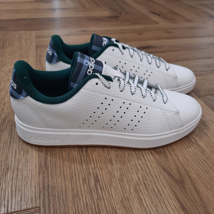Advantage Cream Green Entrez dans le passé et le futur avec l'Advantage Cream Green, un parfait mélange de design classique et de technologie moderne. D'abord, ces chaussures incarnent l’héritage d’adidas, distillant un design intemporel en un style polyvalent adapté à la fois à la rue et aux environnements décontractés. Puis, connue pour être un incontournable dans toute garde-robe, elle est conçue avec un accent sur le confort et la polyvalence. Le cœur de ces chaussures réside dans la sockliner CLOUDFOAM. En effet, cette fonctionnalité garantit une expérience moelleuse et confortable, offrant deux couches d’amorti recouvertes de textile doux pour un confort maximal des pieds. Que vous exploriez de nouveaux paysages urbains ou que vous profitiez d’une journée tranquille, le rembourrage offre un apport agréable tout au long de la journée. De plus, ces baskets possèdent une semelle extérieure en caoutchouc pour une adhérence fiable et une tige en cuir synthétique durable. Ces chaussures sont conçues pour l’usure du quotidien. Le modèle Advantage 2.0 témoigne de l’engagement d’Adidas à combiner style, confort et durabilité dans un seul ensemble emblématique. La marque C'est le 18 août 1949 qu'Adi Dassler a démarré l'aventure adidas, avec pour objectif d'améliorer les performances des athlètes. 70 ans plus tard, adidas a laissé sa marque sur le monde du sport, mais aussi celui de la mode, de la musique, de la culture, du développement durable et bien d'autres encore. Voyage avec nous à travers le temps et découvre l'histoire d'adidas avec des modèles qui ont influencé le lifestyle d'aujourd'hui. Juste après la naissance officielle des 3 bandes en 1949, les années 50 ont connu un véritable boom technologique avec des équipements innovants pour les athlètes de classe mondiale. Ainsi, c'est pendant cette décennie qu'est apparue la Samba, toujours portée de nos jours pas les joueurs de Five et de futsal, et toujours présente dans la rue. Pendant les 50's, adidas a développé une chaussure de sprint qui a battu un record du monde et la première chaussure de football conçue avec une semelle en nylon, marquant une vraie nouveauté en termes de confort et de sensations. D'autres modèles ont vu le jour durant cette période, comme la chaussure de basketball Allround, devenue une véritable icône dans les 80's. Ces années ont été révolutionnaires, créant un véritable avant et après pour les sportifs de haut niveau. Mais ce n'était que le début de l'histoire d'adidas