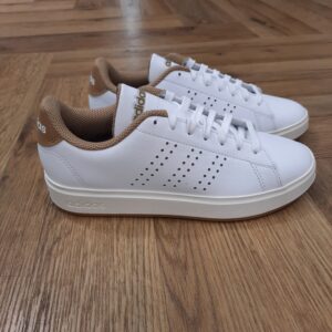 Advantage White Une version moderne d'une chaussure de tennis iconique. Cette sneaker Advantage White présente une tige en matière synthétique avec 3 bandes perforées discrètes. Tout d'abord, la semelle de propreté Cloudfoam Comfort est ultra douce et confortable, absorbant les impacts à chaque pas. De plus, elle est équipée d'une semelle extérieure en caoutchouc robuste. Elle te suit dans toutes tes activités, même s'il s'agit d'une simple promenade. Quel que soit ton programme, son style minimaliste va avec tout. En optant pour du recyclé, nous sommes en mesure de réutiliser des matériaux qui ont déjà été créés, ce qui contribue à réduire les déchets. Le choix des matériaux renouvelables nous aide également à réduire notre dépendance aux ressources épuisables. Nos produits fabriqués à partir d'un mélange de matières recyclées et renouvelables contiennent au moins 20 % de ces matériaux. La marque C'est le 18 août 1949 qu'Adi Dassler a démarré l'aventure adidas, avec pour objectif d'améliorer les performances des athlètes. 70 ans plus tard, adidas a laissé sa marque sur le monde du sport, mais aussi celui de la mode, de la musique, de la culture, du développement durable et bien d'autres encore. Voyage avec nous à travers le temps et découvre l'histoire d'adidas avec des modèles qui ont influencé le lifestyle d'aujourd'hui. Juste après la naissance officielle des 3 bandes en 1949, les années 50 ont connu un véritable boom technologique avec des équipements innovants pour les athlètes de classe mondiale. Ainsi, c'est pendant cette décennie qu'est apparue la Samba, toujours portée de nos jours pas les joueurs de Five et de futsal, et toujours présente dans la rue. Pendant les 50's, adidas a développé une chaussure de sprint qui a battu un record du monde et la première chaussure de football conçue avec une semelle en nylon, marquant une vraie nouveauté en termes de confort et de sensations. D'autres modèles ont vu le jour durant cette période, comme la chaussure de basketball Allround, devenue une véritable icône dans les 80's. Ces années ont été révolutionnaires, créant un véritable avant et après pour les sportifs de haut niveau. Mais ce n'était que le début de l'histoire d'adidas