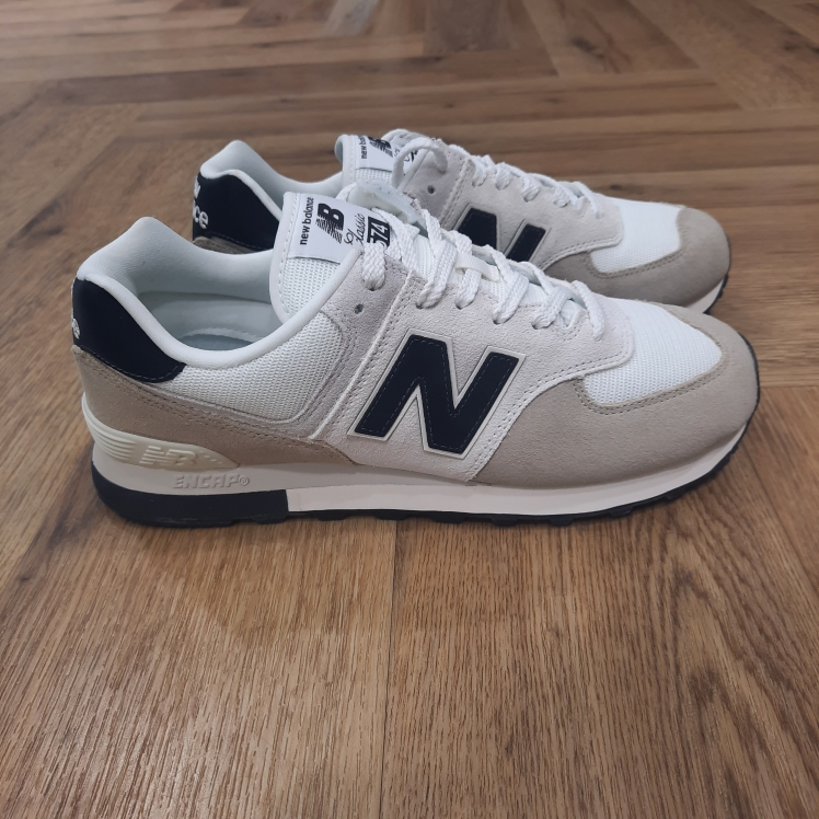 New Balance 574 White Découvrez l’alliance parfaite entre élégance intemporelle et innovation moderne avec cette paire New Balance 574 White. D'abord, sa couleur métallisée bronze rehaussée de détails noirs confère à votre tenue une touche sophistiquée. De plus, c'est la paire idéale pour sublimer aussi bien un look décontracté qu’urbain. La matière supérieure, composée de suède et de matériaux synthétiques, offre une durabilité remarquable et un confort optimal tout au long de la journée. La semelle intermédiaire intègre un amorti léger en EVA, garantissant une absorption des chocs efficace, tandis que la semelle extérieure en caoutchouc recyclé assure une adhérence fiable sur toutes les surfaces. Le mesh en polyester recyclé favorise la respirabilité, tout en répondant à une démarche éco-responsable. Grâce au renfort au talon, la stabilité est accrue, et la fermeture à lacets permet un ajustement personnalisé. L’emblématique logo “N” sur le côté et la languette rappellent l’héritage unique de la marque. En conclusion, ce modèle convient aux femmes à la recherche d’un équilibre parfait entre style, confort et conscience environnementale. Ces baskets deviendront vite un incontournable de votre garde-robe. La marque New balance est une marque authentique depuis en 1906. Elle produit et fabrique des chaussures dans tous les domaines sportifs. Ce qui fait de New Balance la plus grande marque de chaussures au monde. Le nom New Balance est synonyme de qualité. Il n'est donc pas étonnant que la marque ait 100 ans d'histoire. Son slogan "a more intelligent approach to building shoes" décrit très bien l'éthique de l'entreprise. Les sneakers New Balance sont résolument orientées vers la meilleure performance possible, sans pour autant négliger l'aspect esthétique. Tous les produits ont cependant en commun la même idée de base : fournir le mélange parfait de performance et de mode. C'est exactement ce que les amateurs de New Balance apprécient.