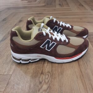 Baskets U2002 2OQ-Le souci du détail et l’engagement envers la qualité ont été les piliers fondamentaux de New Balance depuis ses humbles débuts. L’entreprise s’est distinguée par son approche personnalisée des semelles, les adaptant aux besoins spécifiques de chaque client.