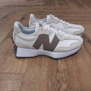 New Balance 327SUC-Durant ses premières années, la société s’est exclusivement consacrée à la création de ce type de produits, utilisant des matériaux de haute qualité et appliquant des techniques artisanales. Le souci du détail et l’engagement envers la qualité ont été les piliers fondamentaux de New Balance depuis ses humbles débuts. L’entreprise s’est distinguée par son approche personnalisée des semelles, les adaptant aux besoins spécifiques de chaque client. Cette attention individualisée lui a permis de gagner rapidement une réputation de fabricant fiable et de conquérir des adeptes au niveau national.