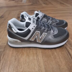NB 574 Argent-chaussures 574 pour femme-baskets new balance pour femme-L'histoire de New Balance commence en 1906 à Boston, dans le Massachusetts, avec des semelles intérieures de chaussures pour les personnes ayant des problèmes de pieds. Aujourd'hui, New Balance est non seulement l'un des fabricants de chaussures de course les plus innovants, mais aussi l'un des plus anciens. Du marathonien ambitieux au coureur de loisir, pour un entraînement rapide sur l'asphalte ou une course de trail en montagne, New Balance propose la chaussure adaptée à chaque situation. Avec ses origines dans l'industrie de la course à pied, la marque est aujourd'hui également l'un des principaux fabricants de chaussures de style de vie et façonne le marché avec des silhouettes classiques mais souvent audacieuses. Les palettes de couleurs et de styles polyvalentes de New Balance offrent quelque chose à chaque tête de sneaker et la marque jouit d'un statut culte, surtout avec les modèles traditionnels.
