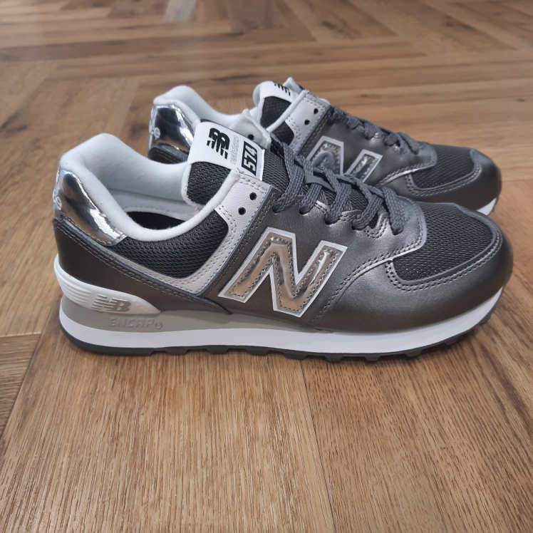 NB 574 Argent-chaussures 574 pour femme-baskets new balance pour femme-L'histoire de New Balance commence en 1906 à Boston, dans le Massachusetts, avec des semelles intérieures de chaussures pour les personnes ayant des problèmes de pieds. Aujourd'hui, New Balance est non seulement l'un des fabricants de chaussures de course les plus innovants, mais aussi l'un des plus anciens. Du marathonien ambitieux au coureur de loisir, pour un entraînement rapide sur l'asphalte ou une course de trail en montagne, New Balance propose la chaussure adaptée à chaque situation. Avec ses origines dans l'industrie de la course à pied, la marque est aujourd'hui également l'un des principaux fabricants de chaussures de style de vie et façonne le marché avec des silhouettes classiques mais souvent audacieuses. Les palettes de couleurs et de styles polyvalentes de New Balance offrent quelque chose à chaque tête de sneaker et la marque jouit d'un statut culte, surtout avec les modèles traditionnels.