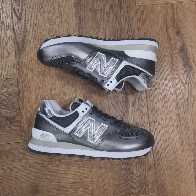 L'histoire de New Balance commence en 1906 à Boston, dans le Massachusetts, avec des semelles intérieures de chaussures pour les personnes ayant des problèmes de pieds. Aujourd'hui, New Balance est non seulement l'un des fabricants de chaussures de course les plus innovants, mais aussi l'un des plus anciens. Du marathonien ambitieux au coureur de loisir, pour un entraînement rapide sur l'asphalte ou une course de trail en montagne, New Balance propose la chaussure adaptée à chaque situation. Avec ses origines dans l'industrie de la course à pied, la marque est aujourd'hui également l'un des principaux fabricants de chaussures de style de vie et façonne le marché avec des silhouettes classiques mais souvent audacieuses. Les palettes de couleurs et de styles polyvalentes de New Balance offrent quelque chose à chaque tête de sneaker et la marque jouit d'un statut culte, surtout avec les modèles traditionnels.
