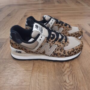 NB 574 Léopard-574 chaussures-Style no : W574PN-« La chaussure la plus New Balance de tous les temps ». Le message est clair, non ? Peut-être pas complètement. La 574 pourrait bien être notre icône la plus invraisemblable. La 574 a été conçue pour offrir fiabilité et polyvalence, et non pour servir de vitrine à des technologies révolutionnaires ou à des matières haut de gamme. Et c'est précisément cette polyvalence simple et sans prétention qui a hissé la 574 au rang de chaussures les plus emblématiques. En tant que modèle hybride route / sentier avec une coupe plus large que les modèles de course étroites de la génération précédente, la 574 offrait un mélange unique et polyvalent de nouveauté, de différence, de simplicité, de robustesse, de durabilité et de confort qui a été adopté comme un incontournable des garde-robes dans le monde entier. C'est pourquoi aujourd'hui, la 574 incarne le style révolutionnaire de New Balance, une esthétique universelle.