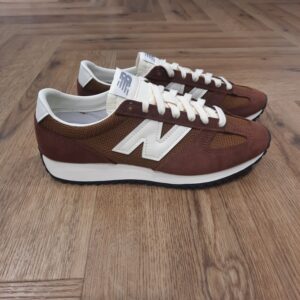 New Balance 471 Marron-L'histoire de New Balance commence en 1906 à Boston, dans le Massachusetts, avec des semelles intérieures de chaussures pour les personnes ayant des problèmes de pieds. Aujourd'hui, New Balance est non seulement l'un des fabricants de chaussures de course les plus innovants, mais aussi l'un des plus anciens. Du marathonien ambitieux au coureur de loisir, pour un entraînement rapide sur l'asphalte ou une course de trail en montagne, New Balance propose la chaussure adaptée à chaque situation. Avec ses origines dans l'industrie de la course à pied, la marque est aujourd'hui également l'un des principaux fabricants de chaussures de style de vie et façonne le marché avec des silhouettes classiques mais souvent audacieuses. Les palettes de couleurs et de styles polyvalentes de New Balance offrent quelque chose à chaque tête de sneaker et la marque jouit d'un statut culte, surtout avec les modèles traditionnels.