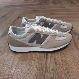 NB 471 Beige Marron-471 chaussures-L'histoire de New Balance commence en 1906 à Boston, dans le Massachusetts, avec des semelles intérieures de chaussures pour les personnes ayant des problèmes de pieds. Aujourd'hui, New Balance est non seulement l'un des fabricants de chaussures de course les plus innovants, mais aussi l'un des plus anciens. Du marathonien ambitieux au coureur de loisir, pour un entraînement rapide sur l'asphalte ou une course de trail en montagne, New Balance propose la chaussure adaptée à chaque situation. Avec ses origines dans l'industrie de la course à pied, la marque est aujourd'hui également l'un des principaux fabricants de chaussures de style de vie et façonne le marché avec des silhouettes classiques mais souvent audacieuses. Les palettes de couleurs et de styles polyvalentes de New Balance offrent quelque chose à chaque tête de sneaker et la marque jouit d'un statut culte, surtout avec les modèles traditionnels.