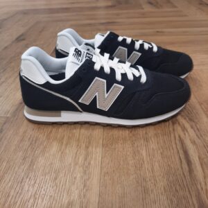 New Balance 373 Black Si vous recherchez le confort au quotidien, ces baskets New Balance 373 Black constituent un choix fiable. L'association d'un mesh respirant et d'un daim de qualité supérieure permet à vos pieds de rester frais même après plusieurs heures. De plus, l'assise plantaire synthétique épouse agréablement la forme du pied et la semelle intercalaire en EVA absorbe chaque pas en douceur. L’idéal pour les longs trajets ou les promenades spontanées en ville. Puis, la semelle extérieure en caoutchouc robuste vous donne l’assurance nécessaire par tous les temps et sur les surfaces les plus diverses. Grâce au laçage pratique, les chaussures restent toujours en place : fermement attachées aux pieds, mais suffisamment souples pour vous permettre de bouger. Avec un poids d'environ 420 grammes par chaussure, vous ne les sentez presque pas. Parfait pour les journées d'activité intense. Vous pouvez ainsi faire face sereinement à tout ce que votre quotidien vous réserve. La marque New balance est une marque authentique depuis en 1906. Elle produit et fabrique des chaussures dans tous les domaines sportifs. Ce qui fait de New Balance la plus grande marque de chaussures au monde. Le nom New Balance est synonyme de qualité. Il n'est donc pas étonnant que la marque ait 100 ans d'histoire. Son slogan "a more intelligent approach to building shoes" décrit très bien l'éthique de l'entreprise. Les sneakers New Balance sont résolument orientées vers la meilleure performance possible, sans pour autant négliger l'aspect esthétique. Tous les produits ont cependant en commun la même idée de base : fournir le mélange parfait de performance et de mode. C'est exactement ce que les amateurs de New Balance apprécient.