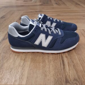 New Balance 373 navy-La marque adidas est l'une des marques les plus célèbres de tous les temps. Cette entreprise allemande a un nom emblématique et un logo caractéristique de trois bandes - 3 bandes, inhérentes à cette marque, connues dans le monde entier. Adidas est actuellement l'un des plus grands fabricants de vêtements de sport et de loisir