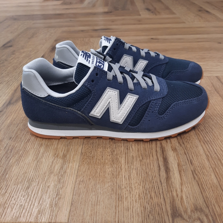 New Balance 373 navy-La marque adidas est l'une des marques les plus célèbres de tous les temps. Cette entreprise allemande a un nom emblématique et un logo caractéristique de trois bandes - 3 bandes, inhérentes à cette marque, connues dans le monde entier. Adidas est actuellement l'un des plus grands fabricants de vêtements de sport et de loisir