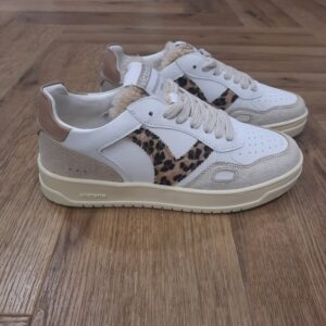 Seul White Leopard Les baskets Seul White Leopard pour femme sont fabriquées en matière effet cuir blanche avec empiècements en daim craquelé. Détail animal print sur la V de victoria latérale. Languette recouverte d'un tissu effet moutonné. Détail en forme de fenêtre sur le côté. Bout perforé pour favoriser la respirabilité. Semelle en TPR légèrement toastée. La marque Victoria est une marque qui a vu le jour en 1915 en Espagne. Le fondateur de la marque a commencé l'aventure avec une petite tennis qu'il a nommée comme sa femme adorée. Les chaussures Victoria ont évolué avec le temps bien sûr mais la marque s'évertue à conserver son ADN. Les Victoria évoluent et se parent de nouvelles couleurs, de matières originales ou d'imprimés, mais la base de la chaussure reste la même pour le plus grand plaisir des fans de la première heure. Les designers proposent de vastes collections chaque année qui renouvelle l'essence de Victoria ce qui lui permet de rester parmi les marques favorites des Espagnoles.