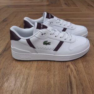 T Clip Set Blanc Bordeau La T-Clip Set Blanc Bordeau, véritable icône des temps modernes, se réinvente dans un style raffiné et élégant avec un clip de talon en TPU repensé. Le logo Lacoste signature apporte une touche distinctive à ce modèle conçu pour être porté au quotidien. La marque Créée par la légende du tennis français René Lacoste, quatre fois vainqueur d’internationaux et 1er joueur mondial en 1926 et 1927, la marque Lacoste s’inspire de ses valeurs sportives : exigence, fair-play, audace. Nous les transmettons de génération en génération, et cultivons l’élégance comme une manière d’être et d’inventer sa vie. Le jeu d’équipe, l’audace et l’inventivité, l’élégance et la ténacité sont autant de valeurs que nous prisons afin de continuer à écrire, ensemble, l’histoire de Lacoste. Pour aider les talents qui nous rejoignent à développer leur plein potentiel, nous favorisons une culture d’entreprise inclusive, qui fait la part belle à l’épanouissement personnel et professionnel, ainsi qu’à une montée en compétence régulière.