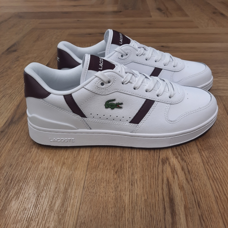 T Clip Set Blanc Bordeau La T-Clip Set Blanc Bordeau, véritable icône des temps modernes, se réinvente dans un style raffiné et élégant avec un clip de talon en TPU repensé. Le logo Lacoste signature apporte une touche distinctive à ce modèle conçu pour être porté au quotidien. La marque Créée par la légende du tennis français René Lacoste, quatre fois vainqueur d’internationaux et 1er joueur mondial en 1926 et 1927, la marque Lacoste s’inspire de ses valeurs sportives : exigence, fair-play, audace. Nous les transmettons de génération en génération, et cultivons l’élégance comme une manière d’être et d’inventer sa vie. Le jeu d’équipe, l’audace et l’inventivité, l’élégance et la ténacité sont autant de valeurs que nous prisons afin de continuer à écrire, ensemble, l’histoire de Lacoste. Pour aider les talents qui nous rejoignent à développer leur plein potentiel, nous favorisons une culture d’entreprise inclusive, qui fait la part belle à l’épanouissement personnel et professionnel, ainsi qu’à une montée en compétence régulière.