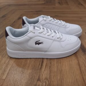 Court Ace White Bordeau La Court Ace White Boredeau affiche des lignes claires, des détails minimalistes et un marquage iconique. Un choix intemporel sûr, à porter au quotidien, qui vous suivra chaque saison, avec ses détails design familiers. La marque Créée par la légende du tennis français René Lacoste, quatre fois vainqueur d’internationaux et 1er joueur mondial en 1926 et 1927, la marque Lacoste s’inspire de ses valeurs sportives : exigence, fair-play, audace. Nous les transmettons de génération en génération, et cultivons l’élégance comme une manière d’être et d’inventer sa vie. Le jeu d’équipe, l’audace et l’inventivité, l’élégance et la ténacité sont autant de valeurs que nous prisons afin de continuer à écrire, ensemble, l’histoire de Lacoste. Pour aider les talents qui nous rejoignent à développer leur plein potentiel, nous favorisons une culture d’entreprise inclusive, qui fait la part belle à l’épanouissement personnel et professionnel, ainsi qu’à une montée en compétence régulière.