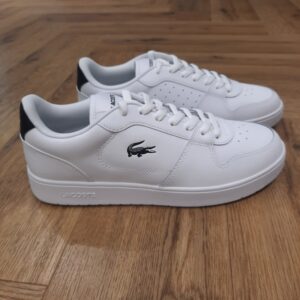 Court Ace White Black La Court Ace White Black affiche des lignes claires, des détails minimalistes et un marquage iconique. Un choix intemporel sûr, à porter au quotidien, qui vous suivra chaque saison, avec ses détails design familiers. La marque Créée par la légende du tennis français René Lacoste, quatre fois vainqueur d’internationaux et 1er joueur mondial en 1926 et 1927, la marque Lacoste s’inspire de ses valeurs sportives : exigence, fair-play, audace. Nous les transmettons de génération en génération, et cultivons l’élégance comme une manière d’être et d’inventer sa vie. Le jeu d’équipe, l’audace et l’inventivité, l’élégance et la ténacité sont autant de valeurs que nous prisons afin de continuer à écrire, ensemble, l’histoire de Lacoste. Pour aider les talents qui nous rejoignent à développer leur plein potentiel, nous favorisons une culture d’entreprise inclusive, qui fait la part belle à l’épanouissement personnel et professionnel, ainsi qu’à une montée en compétence régulière.