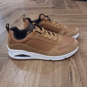 Skechers Uno Whiskey-baskets homme skechers uno camel-Mousse à mémoire de forme refroidie par air La mousse à mémoire de forme refroidie par air Skechers® offre un soulagement de la pression, un confort instantané et une respirabilité optimale.