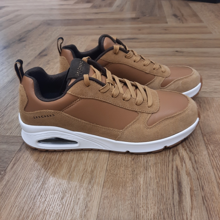 Skechers Uno Whiskey-baskets homme skechers uno camel-Mousse à mémoire de forme refroidie par air La mousse à mémoire de forme refroidie par air Skechers® offre un soulagement de la pression, un confort instantané et une respirabilité optimale.