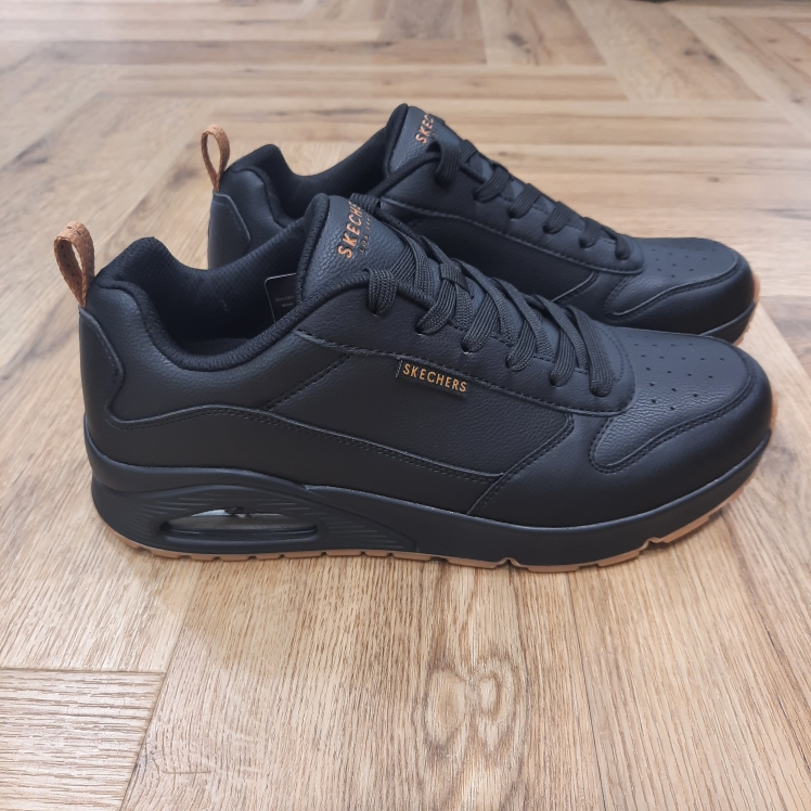 Skechers Uno Black L'élégance sportive rencontre le confort avec les Skechers Uno Black - Vintage Steps. Tout d'abord, ce modèle classique à lacets présente une tige en cuir dur embossé avec un liseré contrastant au talon. De plus, cette basket possède une semelle intérieure Skechers Air-Cooled Memory Foam® et ainsi qu'une semelle intermédiaire Skech-Air® avec coussin d'air visible. La marque Skechers, fondée en 1992 par Robert Greenberg à Manhattan Beach, en Californie, est rapidement devenue l'une des marques les plus reconnues dans l'industrie des chaussures et du sport. Connue pour ses designs innovants, son confort exceptionnel et ses collaborations créatives, Skechers est un acteur majeur dans le monde des chaussures sportives et de loisirs. L'histoire de Skechers commence modestement, avec des baskets à la fois sportives et stylées, destinées à offrir un confort maximal pour tous. Très vite, la marque s'impose comme un incontournable de la chaussure de sport, notamment grâce à ses technologies innovantes, telles que Memory Foam et Arch Fit, qui révolutionnent l'expérience du port de chaussures au quotidien. L'ADN de Skechers se construit sur une vision simple mais ambitieuse : offrir des produits alliant confort, style et performance.