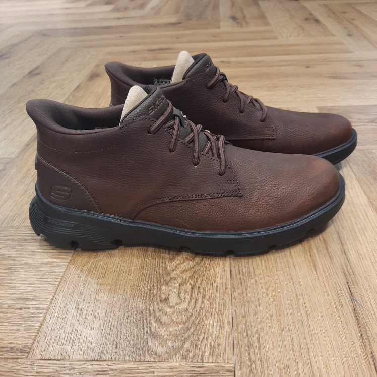 Arch Fit Garza Passez élégamment de votre bureau à votre dîner avec la Skechers Hands Free Slip-ins™ Relaxed Fit™ : Arch Fit Garza - Ridley. D'abord, conçue avec notre technologie Heel Pillow™, cette botte chukka à enfiler spacieuse a reçu le sceau d’acceptation de l’APMA. De plus, elle est dotée d’une tige en cuir à bout rond avec renforts synthétiques. Puis, elle possède des lacets extensibles fixes et d’une semelle intérieure Air-Cooled Arch Fit® confortable. La marque Skechers, fondée en 1992 par Robert Greenberg à Manhattan Beach, en Californie, est rapidement devenue l'une des marques les plus reconnues dans l'industrie des chaussures et du sport. Connue pour ses designs innovants, son confort exceptionnel et ses collaborations créatives, Skechers est un acteur majeur dans le monde des chaussures sportives et de loisirs. L'histoire de Skechers commence modestement, avec des baskets à la fois sportives et stylées, destinées à offrir un confort maximal pour tous. Très vite, la marque s'impose comme un incontournable de la chaussure de sport, notamment grâce à ses technologies innovantes, telles que Memory Foam et Arch Fit, qui révolutionnent l'expérience du port de chaussures au quotidien. L'ADN de Skechers se construit sur une vision simple mais ambitieuse : offrir des produits alliant confort, style et performance.