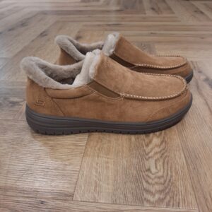 Murette Scofield Chataigne Restez confortablement détendu avec la Skechers Murette Scofield Chataigne: Hands Free Slip-ins® Relaxed Fit™. Pour commencer, elles est conçue avec notre technologie Heel Pillow™. De plus, cette chaussure à enfiler spacieuse est dotée d’une tige en microfibre douce avec un bout moc. Puis, elle possède une doublure en fausse fourrure et une semelle intérieure Luxe Foam®. La marque Skechers, fondée en 1992 par Robert Greenberg à Manhattan Beach, en Californie, est rapidement devenue l'une des marques les plus reconnues dans l'industrie des chaussures et du sport. Connue pour ses designs innovants, son confort exceptionnel et ses collaborations créatives, Skechers est un acteur majeur dans le monde des chaussures sportives et de loisirs. L'histoire de Skechers commence modestement, avec des baskets à la fois sportives et stylées, destinées à offrir un confort maximal pour tous. Très vite, la marque s'impose comme un incontournable de la chaussure de sport, notamment grâce à ses technologies innovantes, telles que Memory Foam et Arch Fit, qui révolutionnent l'expérience du port de chaussures au quotidien. L'ADN de Skechers se construit sur une vision simple mais ambitieuse : offrir des produits alliant confort, style et performance.