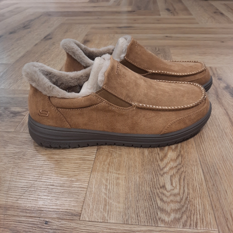 Murette Scofield Chataigne Restez confortablement détendu avec la Skechers Murette Scofield Chataigne: Hands Free Slip-ins® Relaxed Fit™. Pour commencer, elles est conçue avec notre technologie Heel Pillow™. De plus, cette chaussure à enfiler spacieuse est dotée d’une tige en microfibre douce avec un bout moc. Puis, elle possède une doublure en fausse fourrure et une semelle intérieure Luxe Foam®. La marque Skechers, fondée en 1992 par Robert Greenberg à Manhattan Beach, en Californie, est rapidement devenue l'une des marques les plus reconnues dans l'industrie des chaussures et du sport. Connue pour ses designs innovants, son confort exceptionnel et ses collaborations créatives, Skechers est un acteur majeur dans le monde des chaussures sportives et de loisirs. L'histoire de Skechers commence modestement, avec des baskets à la fois sportives et stylées, destinées à offrir un confort maximal pour tous. Très vite, la marque s'impose comme un incontournable de la chaussure de sport, notamment grâce à ses technologies innovantes, telles que Memory Foam et Arch Fit, qui révolutionnent l'expérience du port de chaussures au quotidien. L'ADN de Skechers se construit sur une vision simple mais ambitieuse : offrir des produits alliant confort, style et performance.