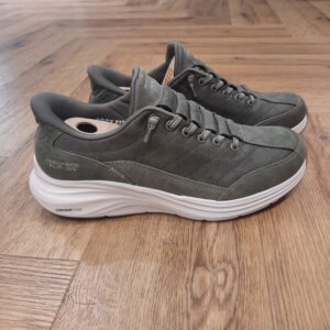 Contour Foam Kaki Offrez à vos pieds un confort parfait en portant la Skechers Hands Free Slip-ins® : Contour Foam Kaki - Cozy Fit™ Natural Ease. Conçue avec notre technologie Heel Pillow™, cette chaussure à enfiler présente une tige matelassée Cozy Fit™ en suède scintillant avec des lacets extensibles noués, un rembourrage Contour Foam™ dans la semelle intermédiaire et notre semelle intérieure coussinée Skechers Air-Cooled Memory Foam™. La marque Skechers, fondée en 1992 par Robert Greenberg à Manhattan Beach, en Californie, est rapidement devenue l'une des marques les plus reconnues dans l'industrie des chaussures et du sport. Connue pour ses designs innovants, son confort exceptionnel et ses collaborations créatives, Skechers est un acteur majeur dans le monde des chaussures sportives et de loisirs. L'histoire de Skechers commence modestement, avec des baskets à la fois sportives et stylées, destinées à offrir un confort maximal pour tous. Très vite, la marque s'impose comme un incontournable de la chaussure de sport, notamment grâce à ses technologies innovantes, telles que Memory Foam et Arch Fit, qui révolutionnent l'expérience du port de chaussures au quotidien. L'ADN de Skechers se construit sur une vision simple mais ambitieuse : offrir des produits alliant confort, style et performance.