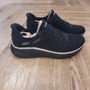Bobs Squad Chaos Black Misez sur un style athlétique confortable en portant la Skechers Hands Free Slip-ins® : Bobs Squad Chaos - Current Muse. Conçu avec notre Heel Pillow™ exclusif, ce style mode est doté d’une tige en maille technique avec des lacets extensibles et d’une semelle intérieure Skechers Memory Foam coussinée. La marque Skechers, fondée en 1992 par Robert Greenberg à Manhattan Beach, en Californie, est rapidement devenue l'une des marques les plus reconnues dans l'industrie des chaussures et du sport. Connue pour ses designs innovants, son confort exceptionnel et ses collaborations créatives, Skechers est un acteur majeur dans le monde des chaussures sportives et de loisirs. L'histoire de Skechers commence modestement, avec des baskets à la fois sportives et stylées, destinées à offrir un confort maximal pour tous. Très vite, la marque s'impose comme un incontournable de la chaussure de sport, notamment grâce à ses technologies innovantes, telles que Memory Foam et Arch Fit, qui révolutionnent l'expérience du port de chaussures au quotidien. L'ADN de Skechers se construit sur une vision simple mais ambitieuse : offrir des produits alliant confort, style et performance.