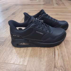 Uno Slip-ins Black Marchez sur un nuage de confort avec la Skechers Uno Slip-ins Black - Banksia Luxe. Conçue avec notre technologie Heel Pillow™, cette basket mode à enfiler est dotée d’une tige en cuir synthétique monochrome avec lacets extensibles brillants, d’une semelle intérieure Skechers Air-Cooled Memory Foam™ et d’une semelle intermédiaire Skech-Air® visible. La marque Skechers, fondée en 1992 par Robert Greenberg à Manhattan Beach, en Californie, est rapidement devenue l'une des marques les plus reconnues dans l'industrie des chaussures et du sport. Connue pour ses designs innovants, son confort exceptionnel et ses collaborations créatives, Skechers est un acteur majeur dans le monde des chaussures sportives et de loisirs. L'histoire de Skechers commence modestement, avec des baskets à la fois sportives et stylées, destinées à offrir un confort maximal pour tous. Très vite, la marque s'impose comme un incontournable de la chaussure de sport, notamment grâce à ses technologies innovantes, telles que Memory Foam et Arch Fit, qui révolutionnent l'expérience du port de chaussures au quotidien. L'ADN de Skechers se construit sur une vision simple mais ambitieuse : offrir des produits alliant confort, style et performance.
