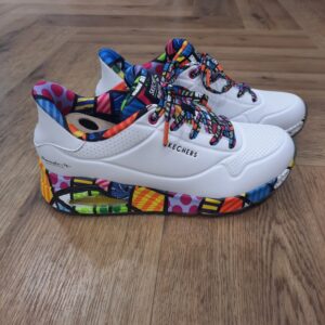 Uno Britto Landscape Célébrez le Happy Art Movement dans cette nouvelle collaboration dynamique avec l’artiste de renommée internationale Romero Britto ! Transformant Skechers en sa toile personnelle, Britto intègre sans effort ses motifs audacieux. Ainsi que ses images vives emblématiques à nos chaussures et vêtements emblématiques pour créer une collection débordante de couleurs, de joie et d’optimisme. Entrez dans l’univers coloré de Skechers™ Street Hands Free Slip-ins® x Britto : Uno Britto Landscape. D'abord, conçue avec notre coussin® de talon, cette basket à enfiler présente une tige synthétique. Puis, la semelle intermédiaire est l'imprimé paysage iconique de Britto et des lacets assortis. Enfin, la semelle intérieure amortie en mousse® à mémoire de forme refroidie par air Skechers, et une semelle intermédiaire Skech-Air® airbag visible. SOYEZ HEUREUX : Né au Brésil et fabriqué à Miami, Britto est l’un des artistes visuels vivants les plus célébrés au monde et le fondateur du Happy Art Movement. Réputé pour ses couleurs vives distinctives et ses images ludiques qui fusionnent des éléments de cubisme, de pop art et de graffiti, l’œuvre de Britto transmet le bonheur, l’amour et l’optimisme. Son art a été exposé dans des galeries et musées prestigieux à travers plus de 120 pays, et il a été reconnu comme l’artiste le plus licencié de l’histoire. Entrez dans le bonheur avec la collection Skechers x Britto, où l’art et le style prennent vie.