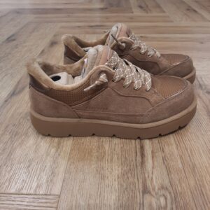 Keepsakes Cozy Chataigne Affichez un style urbain tendance en toute simplicité avec la Skechers Street™ Hands Free Slip-ins® : Keepsakes Cozy Chataigne - Street Hiker™ EZ. Cette basket à enfiler, traitée avec la technologie 3M® Scotchgard®, est dotée d’une tige en suède véritable, de gros lacets à nouer, d’une garniture métallisée, d’une doublure en chenille douce et d’une semelle intérieure rembourrée Skechers Memory Foam™ pour un confort optimal à chaque pas. La marque Skechers, fondée en 1992 par Robert Greenberg à Manhattan Beach, en Californie, est rapidement devenue l'une des marques les plus reconnues dans l'industrie des chaussures et du sport. Connue pour ses designs innovants, son confort exceptionnel et ses collaborations créatives, Skechers est un acteur majeur dans le monde des chaussures sportives et de loisirs. L'histoire de Skechers commence modestement, avec des baskets à la fois sportives et stylées, destinées à offrir un confort maximal pour tous. Très vite, la marque s'impose comme un incontournable de la chaussure de sport, notamment grâce à ses technologies innovantes, telles que Memory Foam et Arch Fit, qui révolutionnent l'expérience du port de chaussures au quotidien. L'ADN de Skechers se construit sur une vision simple mais ambitieuse : offrir des produits alliant confort, style et performance.