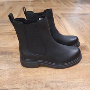 Clarks Orinoco 3 Top-Nos fondateurs Notre histoire a commencé en 1825 à Street, dans le Somerset, lorsque Cyrus Clark a ouvert une tannerie de cuir, son frère James travaillant à ses côtés. Parmi les tapis en peau de mouton, James a eu un éclair d'inspiration : utiliser les chutes pour créer des pantoufles - minimiser les déchets, maximiser l'ingéniosité et définir les 200 prochaines années de la fabrication de chaussures. Chaque chaussure Clarks, depuis notre toute première paire, utilise cette combinaison distinctive d'innovation et de savoir-faire, soutenant tout ce que nous faisons.