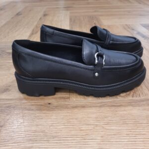 Code L Step-mocassin clarks pour femme-Tige en cuir pleine fleur noir de première qualité Ressentez la différence et faites l’expérience d’un confort qui dure toute la journée grâce à la technologie de confort à deux couches la plus avancée de C360 FOAM™ Clarks. Le coussinage et le soutien inégalés absorbent les chocs et retournent l’énergie pour vous propulser vers l’avant La semelle en CAV/E 360° novatrice et légère de Clarks permet de la porter toute la journée Hauteur du talon : 1,4 »