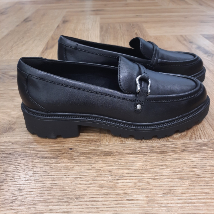 Code L Step-mocassin clarks pour femme-Tige en cuir pleine fleur noir de première qualité Ressentez la différence et faites l’expérience d’un confort qui dure toute la journée grâce à la technologie de confort à deux couches la plus avancée de C360 FOAM™ Clarks. Le coussinage et le soutien inégalés absorbent les chocs et retournent l’énergie pour vous propulser vers l’avant La semelle en CAV/E 360° novatrice et légère de Clarks permet de la porter toute la journée Hauteur du talon : 1,4 »