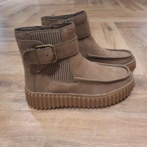Torhill Buckle Walnut-chaussures montantes clarks pour femme-chaussures clarks torhill femme-Nos racines Nos pieds sont toujours fermement ancrés dans la campagne du Somerset, là où tout a commencé. Le siège social de Clarks se niche à l'ombre du Glastonbury Tor - un monument local qui entretient des liens étroits avec Clarks et qui a figuré comme un gage de qualité tout au long de nos 200 ans d'histoire riche. La famille Clark a toujours investi dans la communauté de Street, en finançant et en construisant des équipements locaux, et cet emplacement est devenu une partie importante de l'identité et du patrimoine de Clarks. Le bâtiment abrite toujours certaines machines utilisées au cours de nos 200 ans d'histoire, notamment une machine à vapeur appelée « Anthony » qui a été installée en 1910 pour alimenter le site et les cottages des ouvriers situés à proximité. Le clocher, la cheminée en briques rouges et le château d'eau sont visibles à plusieurs kilomètres à la ronde. À côté de notre siège social à Street se trouve le Shoemakers Museum - une toute nouvelle attraction touristique qui rend publiques les collections de la Alfred Gillett Trust Charity. Les archives du musée contiennent des objets historiques liés aux chaussures Clarks et à la famille Clark, notamment des documents, des photographies et des publicités. Il abrite incroyablement plus de 25 000 chaussures, illustrant l'évolution des modèles de chaussures, des constructions et des technologies au fil des ans. Les archives continuent de collecter activement des documents de l'entreprise Clarks. Et bien que Clarks soit aujourd'hui une organisation mondiale, cet esprit de solidarité de Somerset est toujours fort - de la prise en charge des clients au soutien de nos partenaires caritatifs.