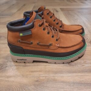 John Deere Caldwell Cutler Profitez d’un style plein air pour l’extérieur avec tout le confort moderne grâce à la Skechers Relaxed Fit™ : John Deere Caldwell Cutler. Pour commencer, cette boots de travail à tige mi-haute avec lacets est dotée d’une tige en cuir ample à bout mocassin avec pare-boue synthétique. De plus, elle possède notre semelle intérieure Air-Cooled Memory Foam™ et une semelle extérieure antidérapante en caoutchouc Goodyear® durable. Deux marques américaines iconiques, synonymes de qualité et d’innovation, unissent leur force pour allier durabilité et confort. Conjuguant le savoir-faire de John Deere et les technologies de confort Skechers, ce modèle associe à la perfection style et durabilité pour l’univers du travail, le plein air et la ville. La marque Skechers, fondée en 1992 par Robert Greenberg à Manhattan Beach, en Californie, est rapidement devenue l'une des marques les plus reconnues dans l'industrie des chaussures et du sport. Connue pour ses designs innovants, son confort exceptionnel et ses collaborations créatives, Skechers est un acteur majeur dans le monde des chaussures sportives et de loisirs. L'histoire de Skechers commence modestement, avec des baskets à la fois sportives et stylées, destinées à offrir un confort maximal pour tous. Très vite, la marque s'impose comme un incontournable de la chaussure de sport, notamment grâce à ses technologies innovantes, telles que Memory Foam et Arch Fit, qui révolutionnent l'expérience du port de chaussures au quotidien. L'ADN de Skechers se construit sur une vision simple mais ambitieuse : offrir des produits alliant confort, style et performance.