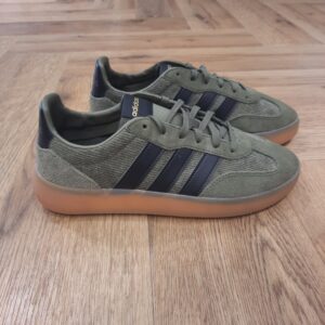 adidas barreda velours kaki pour homme-CHAUSSURE BARREDA DECODE-Une chaussure arborant une silhouette de style terrace et un avant-pied en T pour un style classique.