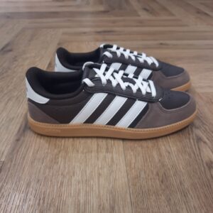 adidas breaknet sleek dark brown pour femme-Breaknet Sleek Marron-chaussures adidas pour femme-La marque adidas est l'une des marques les plus célèbres de tous les temps. Cette entreprise allemande a un nom emblématique et un logo caractéristique de trois bandes - 3 bandes, inhérentes à cette marque, connues dans le monde entier. Adidas est actuellement l'un des plus grands fabricants de vêtements de sport et de loisir, de chaussures et d' accessoires de sport au monde. Quelle est l'histoire de cette icône de la mode et du sport ? Ils ont commencé dans les toilettes et ont peu à peu conquis le monde. Toute grande histoire a un début. Celui-ci a commencé dans une petite ville de Bavière, en Allemagne. Adi Dassler a commencé dans les toilettes de sa mère, a enregistré "Gebrüder Dassler Schuhfabrik" en 1924 et il a commencé à fournir aux athlètes le meilleur équipement sportif possible. Quelques années plus tard, la coureuse Lina Radke remporte une médaille d'or à Amsterdam dans ses baskets. Ce furent les premières récompenses et étapes importantes - et seulement le début de l'histoire d'adidas.