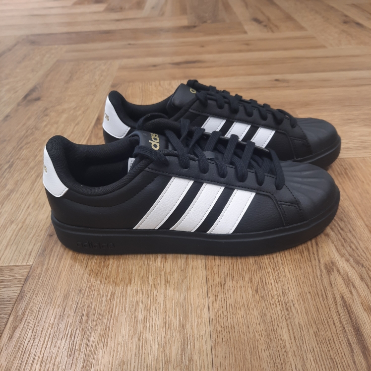 adidas streettalk black white-Chaussure Streettalk-Ils ont commencé dans les toilettes et ont peu à peu conquis le monde. Toute grande histoire a un début. Celui-ci a commencé dans une petite ville de Bavière, en Allemagne. Adi Dassler a commencé dans les toilettes de sa mère, a enregistré "Gebrüder Dassler Schuhfabrik" en 1924 et il a commencé à fournir aux athlètes le meilleur équipement sportif possible. Quelques années plus tard, la coureuse Lina Radke remporte une médaille d'or à Amsterdam dans ses baskets. Ce furent les premières récompenses et étapes importantes - et seulement le début de l'histoire d'adidas.