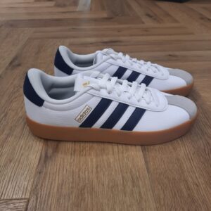 adidas vl court 3.0 white navy pour homme-chaussures adidas mode-La marque adidas est l'une des marques les plus célèbres de tous les temps. Cette entreprise allemande a un nom emblématique et un logo caractéristique de trois bandes - 3 bandes, inhérentes à cette marque, connues dans le monde entier. Adidas est actuellement l'un des plus grands fabricants de vêtements de sport et de loisir