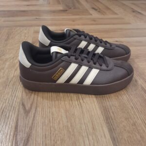 adidas vl court dark brown white-VL Court Marron Blanc-Sneakers VL COURT 3.0 ADIDAS Femme Marron-La marque adidas est l'une des marques les plus célèbres de tous les temps. Cette entreprise allemande a un nom emblématique et un logo caractéristique de trois bandes - 3 bandes, inhérentes à cette marque, connues dans le monde entier. Adidas est actuellement l'un des plus grands fabricants de vêtements de sport et de loisir.